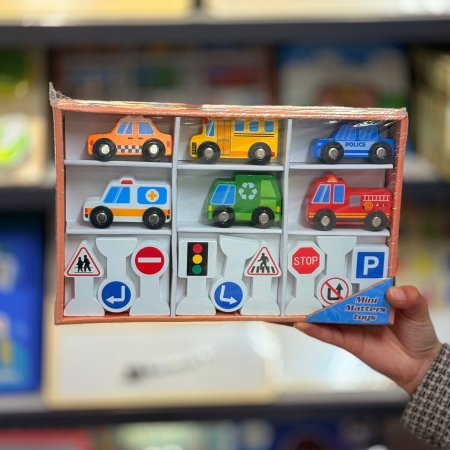 اشارات المرور وسيارات خشب