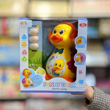 البطة المضحكة مع البيض