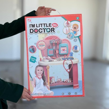 طاولة ومعدات الطبيب