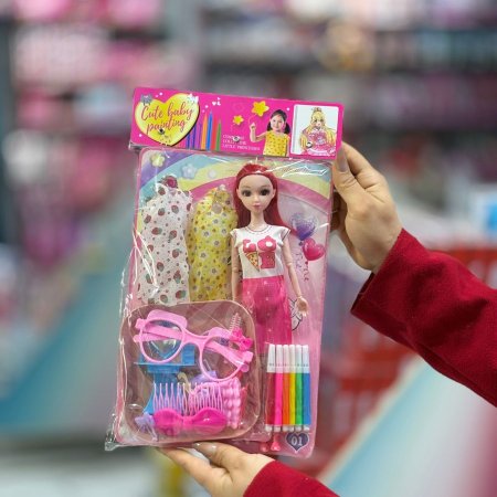 عروسة مع ملابس وألوان