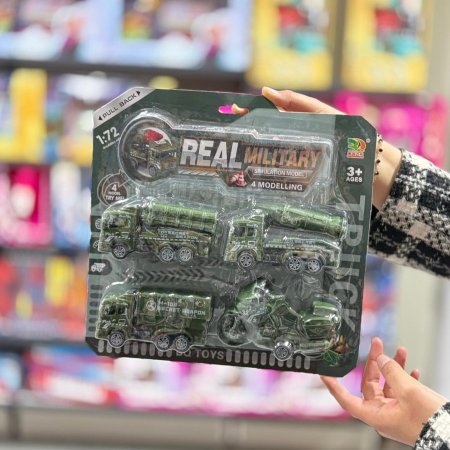 مجموعة شاحنات ودراجة