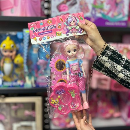 دمية مع خرز ونظارة