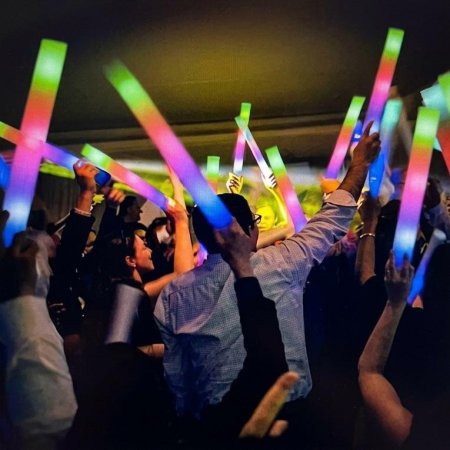 عصي الفرح المضيئة