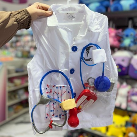 ملابس الدكتور وادواته