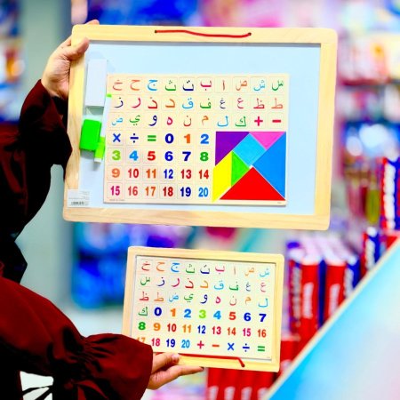 لوح خشبي مع قلم وطباشير  وحروف وارقام