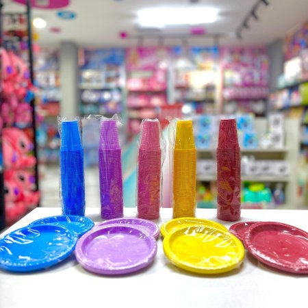 كاسات وصحون بلاستك ملون