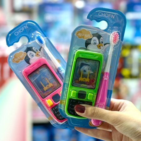 فرشاية مع لعبة هاتف